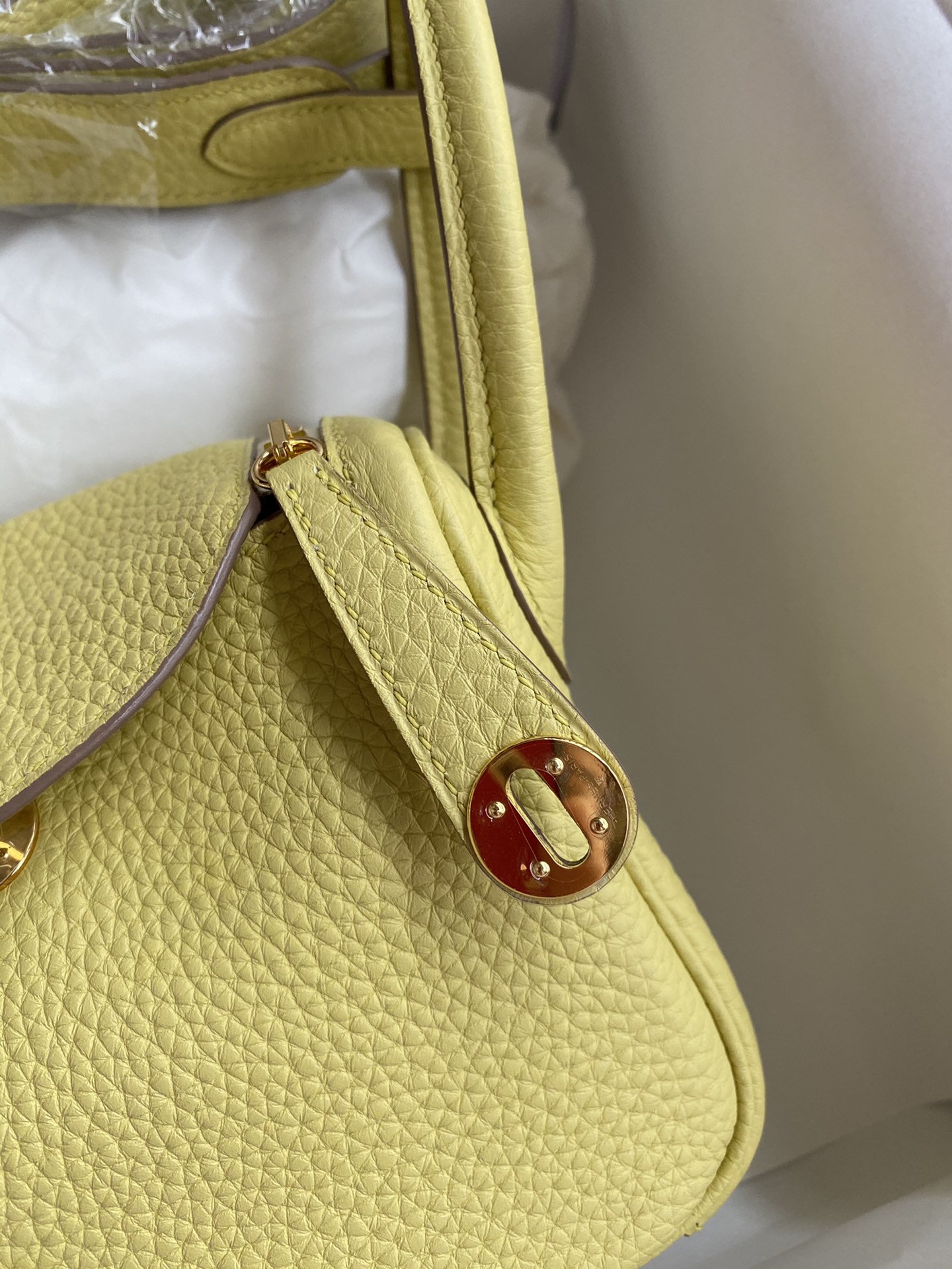 Hermes Mini Lindy 19cm Handbag Shoulder Bag In Jaune Poussin Clemence Leather